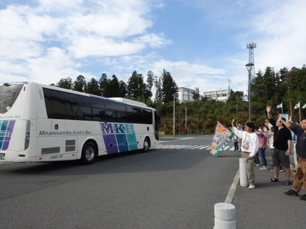 お別れ式では、涙ながらに別れを惜しむ学生や、励ましの言葉で学生を元気づける地域住民の方の姿が多く見られた