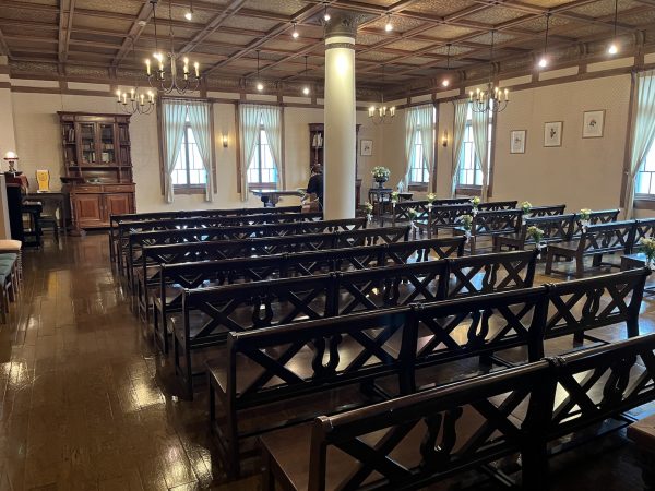 この日、洋館1階は結婚式のチャペルとして使用されていた