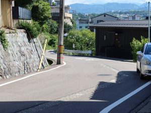 小立野３丁目にある長くて急な善光寺坂の右手に大清水がある