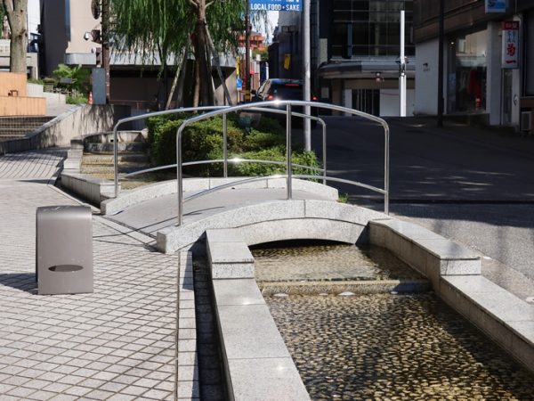 香林坊の交差点を少し入ったところから始まるせせらぎ通り。流れに沿って歩いていくとさまざまな風景が見られて楽しい