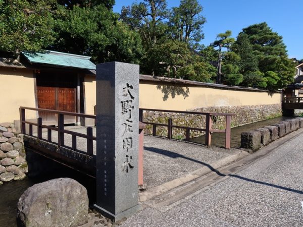 香林坊の交差点を少し入ったところから始まるせせらぎ通り。流れに沿って歩いていくとさまざまな風景が見られて楽しい