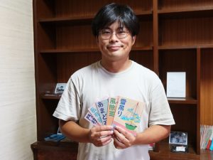 「金沢民景」を手に山本さん。取材させていただいた場所は空き家を改装したもので、アートイベントなどにも使われている