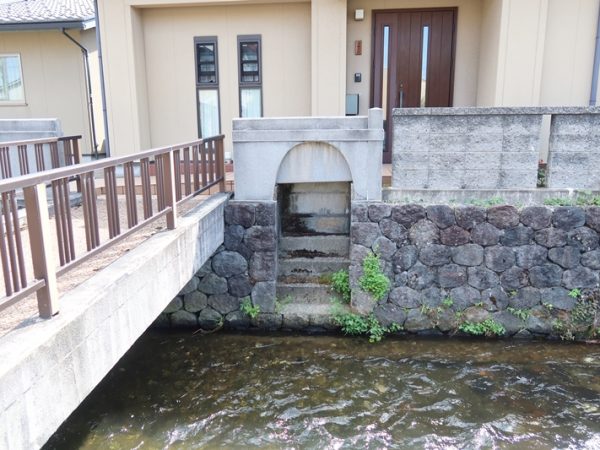 小立野３丁目にある長くて急な善光寺坂の右手に大清水がある