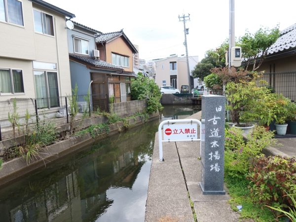 香林坊の交差点を少し入ったところから始まるせせらぎ通り。流れに沿って歩いていくとさまざまな風景が見られて楽しい