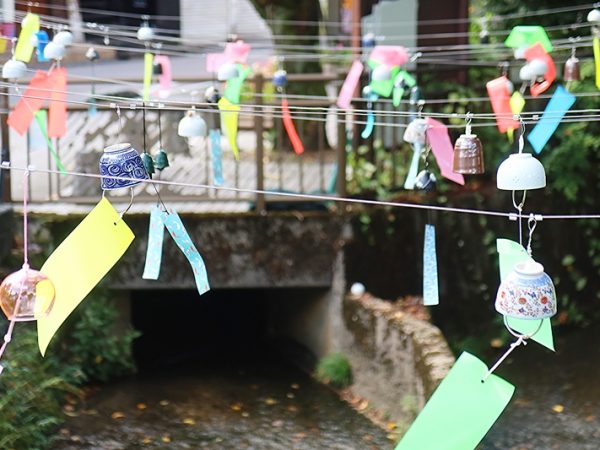 用水に関心を持つ人たちとのまち歩き。中央が宮下さん