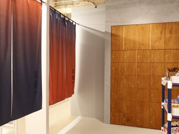 松の湯の浴室入口。暖簾もモダン