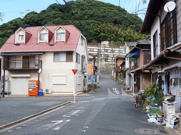 正面奥に見えているのが門司港1950団地。手前の角までは平地。そこから先が坂になっているがさほど遠い場所にあるわけではない