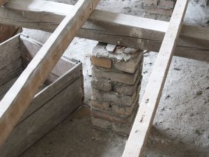 基礎に使われているのが鉱滓煉瓦。初めて聞いたが、モノを無駄にしたくないという当時の精神が生んだものと考えると大事な歴史の遺産だ