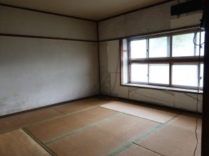 元々の間取りは和室２室にコンパクトなキッチン、後から増築された浴室という作り