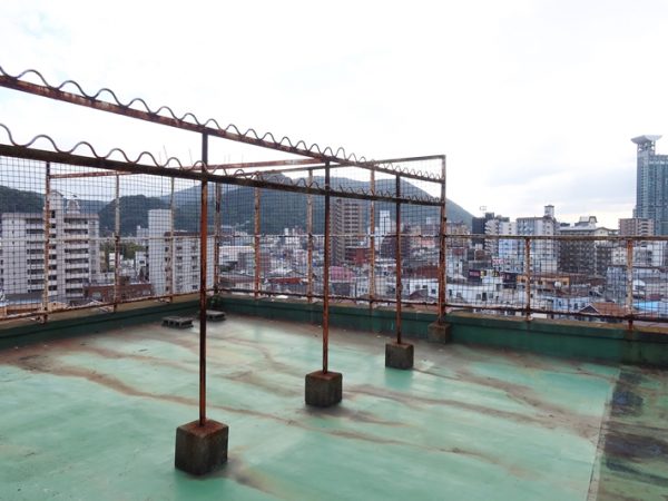 正面奥に見えているのが門司港1950団地。手前の角までは平地。そこから先が坂になっているがさほど遠い場所にあるわけではない