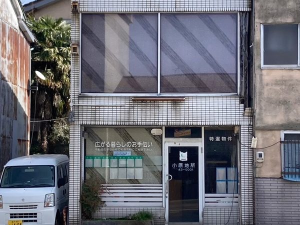 木造の壁を覆って洋風の建物に見せている（山本さん提供写真）