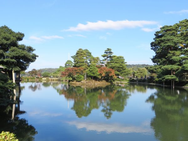 辰巳用水の隧道内で宮下さん。見学会などの機会もあるなら一度入ってみたいものである