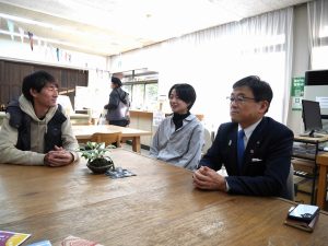 富田町長と、しあつくプロジェクトメンバー。富田町長は定期的に自治体職員と面談の機会を設けており、そのときに必ず確認する2つのトピックスがある。現在のウェルビーイングの度合いと、異動希望だ。ウェルビーイングの度合いは、質問されることで自分の今の状態を振り返る機会になるという