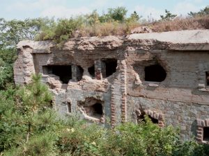 帝政ロシアは旅順の東側に、中国人労働者を動員して堅牢な東鶏冠山北堡塁を築いた。日露戦争において、日本軍はこの要塞を攻略するために多大な犠牲を払った