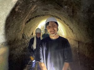 辰巳用水の隧道内で宮下さん。見学会などの機会もあるなら一度入ってみたいものである