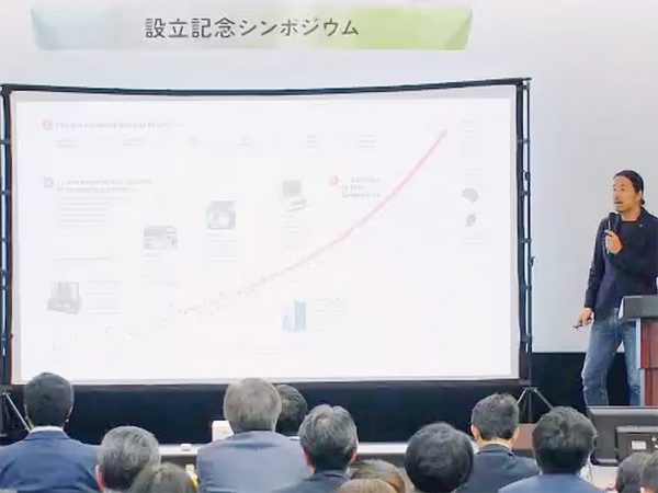 雑紙『WIRED』日本版 編集長の松島氏による基調講演の様子