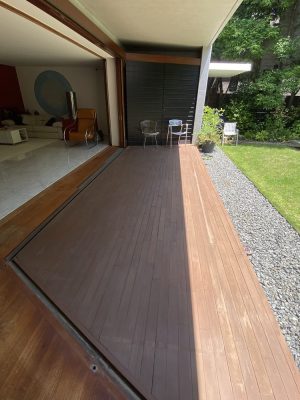 引き戸を引き込むと居間・テラス・庭が一体化する（写真：宮沢洋）