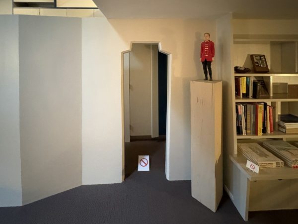 玄関からキッチンに向かう通り道の人型（写真：宮沢洋）