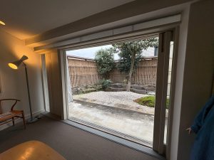 西側の庭に面した開口部。ガラス引き戸が全開放できる（写真：宮沢洋）
