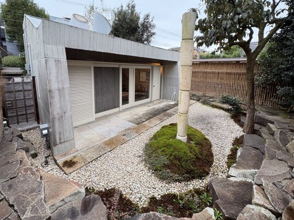 西側の主庭から見る。この庭は2022年の改修時に杉本博司氏（新素材研究所）が新たにデザインしたもの（写真：宮沢洋）