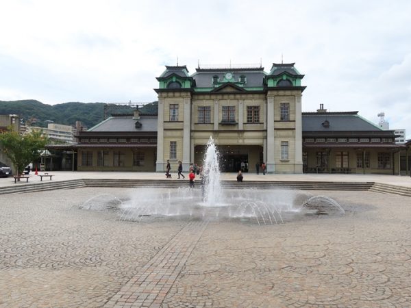 1914年に門司駅として開業した現門司港駅。鉄道駅舎としては初めて有形登録文化財に指定された木造２階建て、ネオルネサンス様式の駅舎は建物も内部もクラシカルで見どころも多い