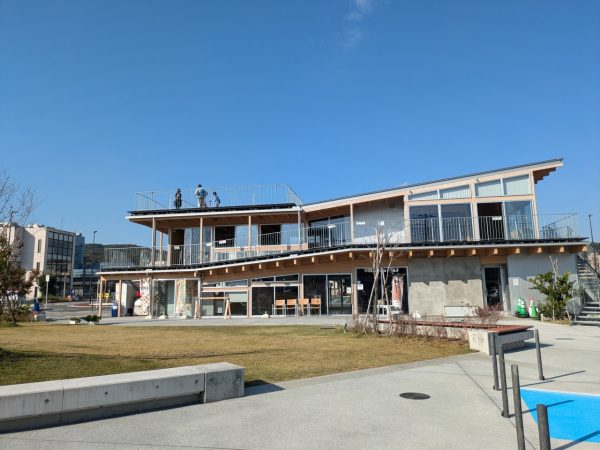 木造2階建ての構造で、木のぬくもりを感じられる空間だ