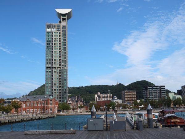 1914年に門司駅として開業した現門司港駅。鉄道駅舎としては初めて有形登録文化財に指定された木造２階建て、ネオルネサンス様式の駅舎は建物も内部もクラシカルで見どころも多い