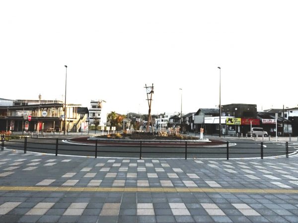 Yottecoの屋上から寄居駅方面を望む。駅横にはチェーンストアが店を出していたが、現在は撤退したままの状態だ