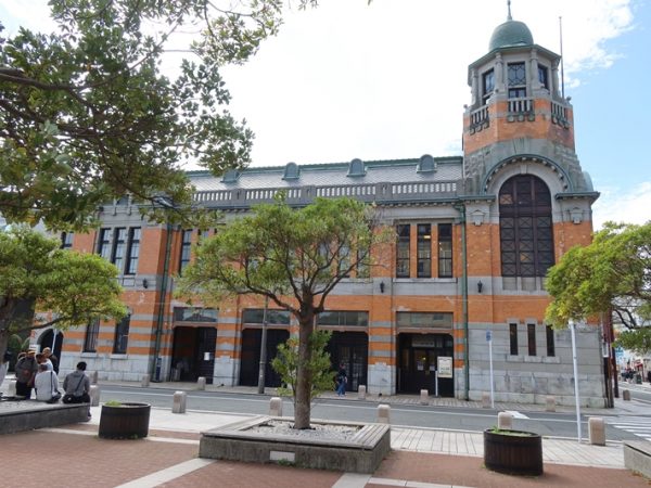 1914年に門司駅として開業した現門司港駅。鉄道駅舎としては初めて有形登録文化財に指定された木造２階建て、ネオルネサンス様式の駅舎は建物も内部もクラシカルで見どころも多い