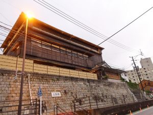 現存する料亭としては九州最大級の規模を誇る三宜楼。廃業後、売却されることになった時に地元の有志たちが買い取って保存。飲食店として利用されているが、見学は可能（無料）