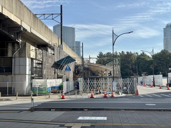 新改札口の工事風景。この下の駐輪場は現在（2024年12月）も利用可能