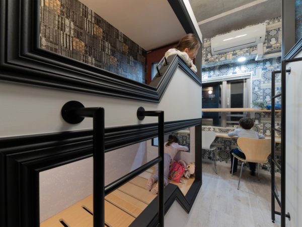 室内に斜めの線を入れることで空間を大きく変えた「感性を解き放つ、45°の秩序」。写真も印象的