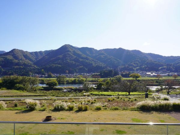 ESHIKOTOの酒樂棟。黒を基調に周囲の自然環境と調和するよう設計され、内部から前面のガラス窓で、外はオープンテラスで、目の前を流れる九頭竜川などの自然を堪能できる造り