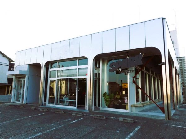 駅前再開発に伴って駅前に移転した商工会の事務所。かつては金融機関が入居していた建物だ