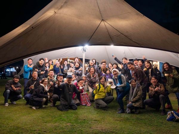 真剣な表情で作り方を説明する黒沼さん（右）