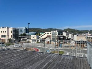 Yottecoの屋上から寄居駅方面を望む。駅横にはチェーンストアが店を出していたが、現在は撤退したままの状態だ