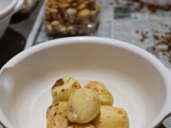 真剣な表情で作り方を説明する黒沼さん（右）