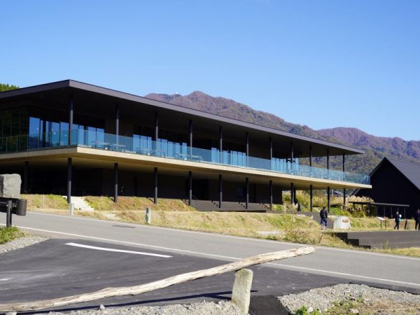 ESHIKOTOの酒樂棟。黒を基調に周囲の自然環境と調和するよう設計され、内部から前面のガラス窓で、外はオープンテラスで、目の前を流れる九頭竜川などの自然を堪能できる造り