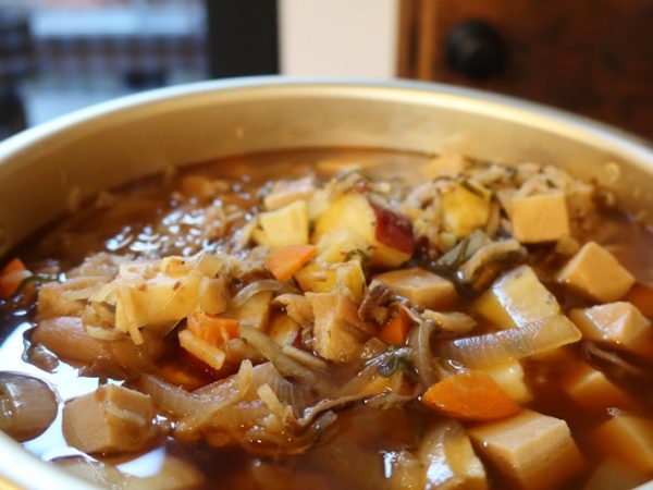 芋煮は東北地方で愛されてきた郷土料理のひとつ。河原などで芋煮を囲む芋煮会は秋の風物詩とされるが、その芋煮会を防災、チームビルディングなどにも活用できないかと東日本大震災以降続けられてきた活動がある。その全日本芋煮会同好会が開催したイベントに参加、話を聞いてきた。