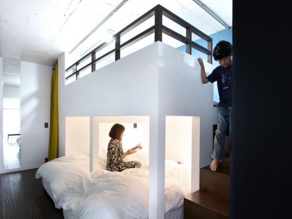 室内に斜めの線を入れることで空間を大きく変えた「感性を解き放つ、45°の秩序」。写真も印象的