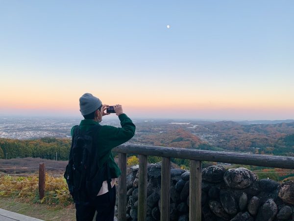 地域おこし協力隊の松本さん。寄居の魅力をYottecoにあるパンフレットを使って紹介する