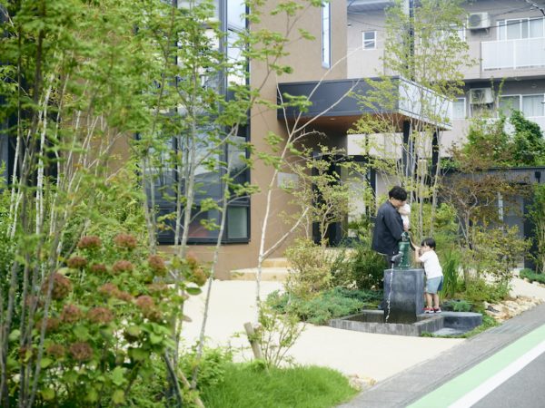 日本の集合住宅に多い田の字型の間取りを大きく変えた作品「廊下が主役の家」。暗い、風通しの悪い家を変えたいと思った時に参考になるはずだ