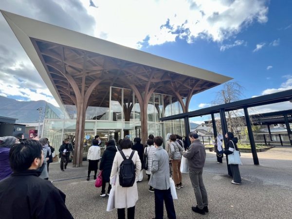 梁や柱が緩やかな曲線を描き、まるで森にいるような空間