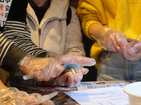 参加者全員で黒沼さんの手元を注視。そんなにきれいにこそげなくても可