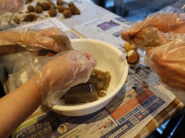 参加者全員で黒沼さんの手元を注視。そんなにきれいにこそげなくても可