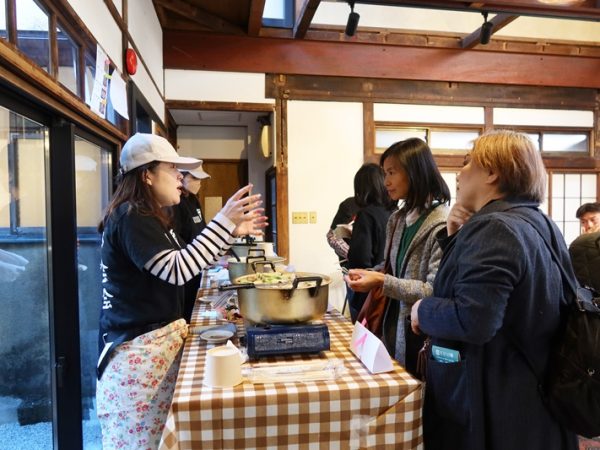 参加者全員で黒沼さんの手元を注視。そんなにきれいにこそげなくても可