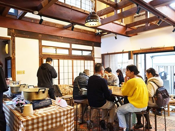 参加者全員で黒沼さんの手元を注視。そんなにきれいにこそげなくても可