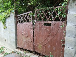 ポルトから数分の場所にもこんな空き家が