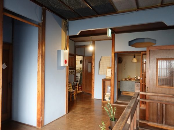 客室は２階にある。中庭に面した窓際には作業スペースが設けられている