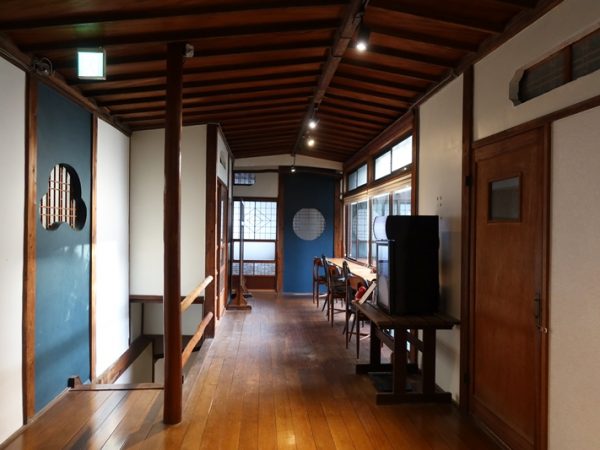 客室は２階にある。中庭に面した窓際には作業スペースが設けられている